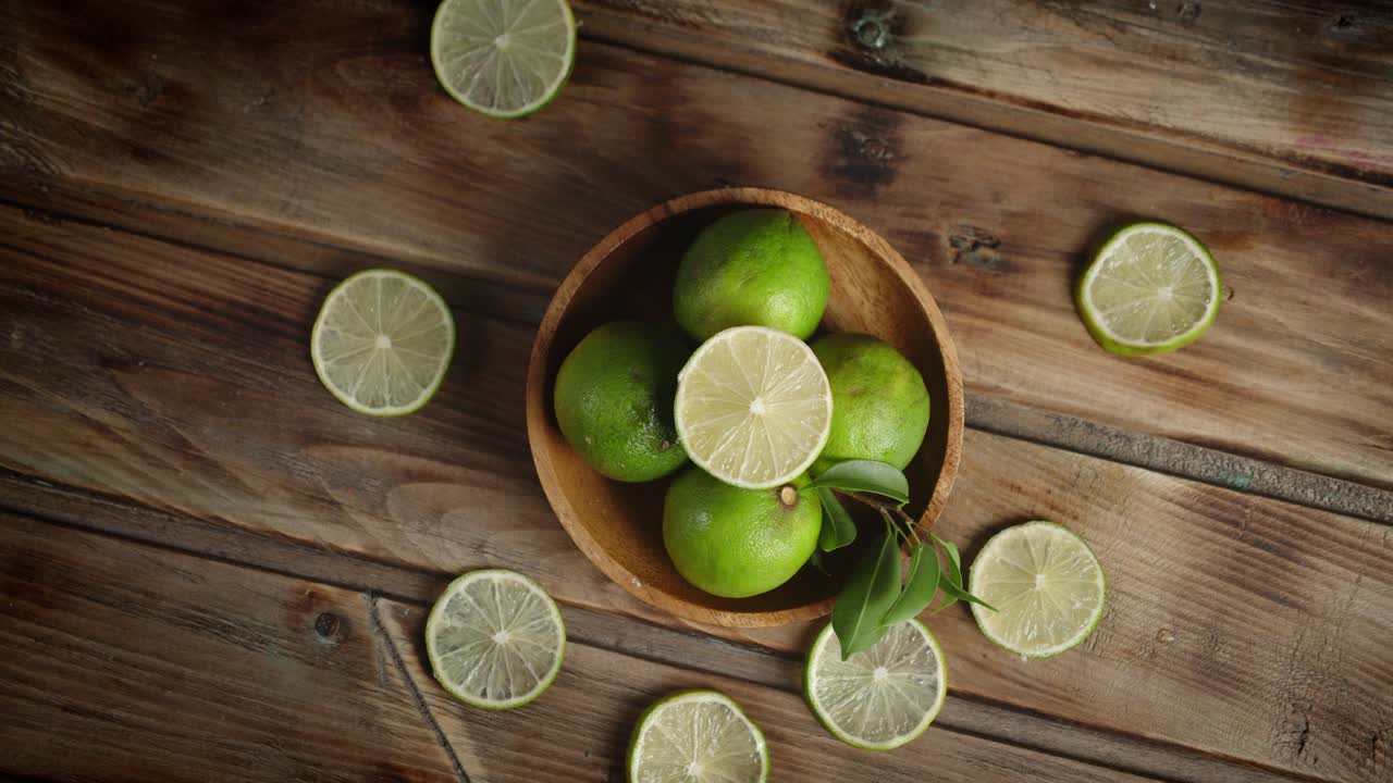 접시 위에 매운 라임을 천천히 회전시키세요.