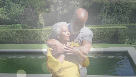 animación de manchas brillantes sobre una feliz pareja de ancianos afroamericanos acurrucándose