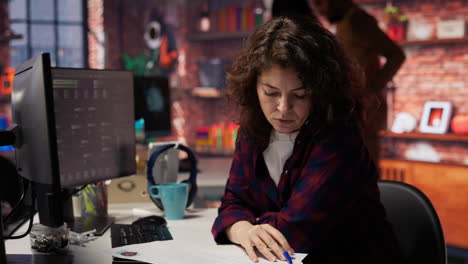 empleado de recursos humanos que mira los cv