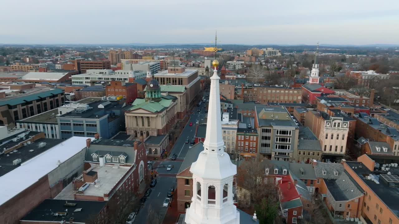 Orbita aerea intorno al campanile di una chiesa nel centro di Lancaster City in Pennsylvania, USA.
