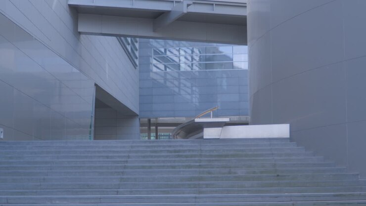 Escadaria larga de concreto entre edifícios - diminuindo o zoom.