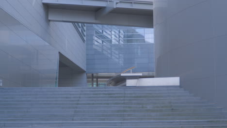 Anchas-Escaleras-De-Hormigón-Entre-Edificios---Alejar