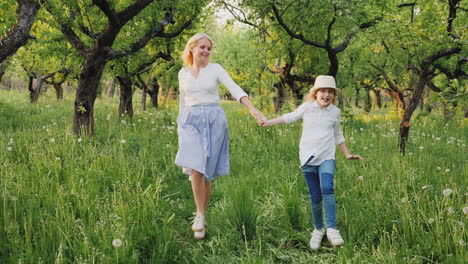 Mama-Und-Tochter-Laufen-Fröhlich-Durch-Den-Garten-Und-Haben-Eine-Gute-Zeit-Zusammen