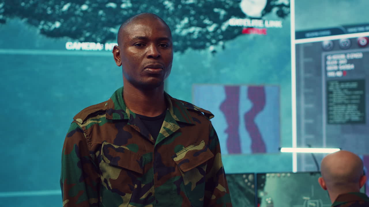 oficial militar que presenta la etiqueta oficial de saludo de costumbre