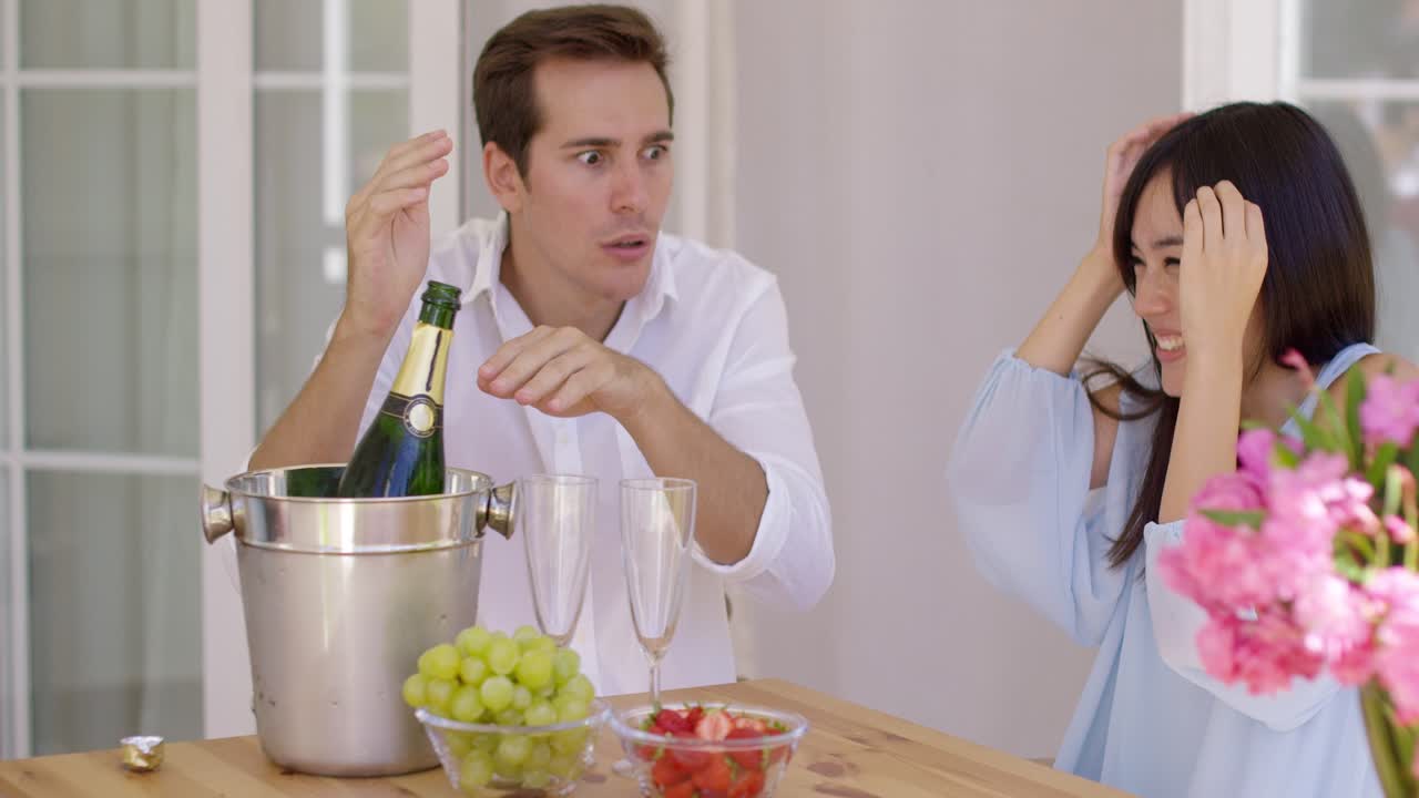 페인 오프닝 중에 충격을 받은 젊은 부부