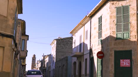 calle estrecha en una ciudad mediterránea
