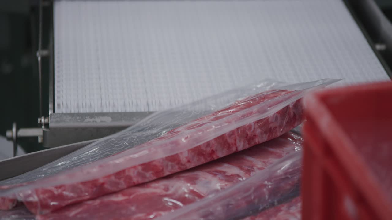 포장 기계에서 나오는 갈비 ⁇