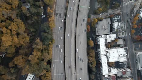 un tirón de arriba hacia abajo sobre la autopista i5 en seattle durante la hora pico.