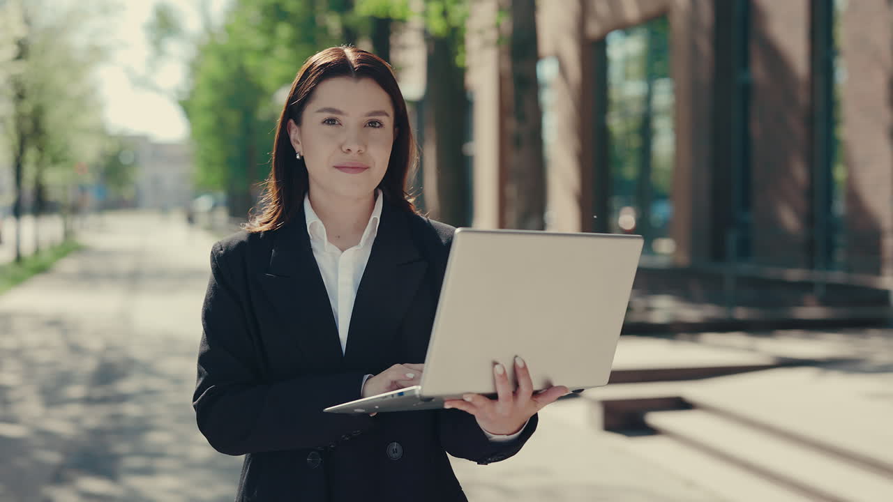 야외에서 노트북으로 일하는 사업가