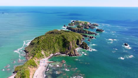 vista aérea de la costa de la playa con vista ascendente de las islas estaquilla hacia las aguas turquesas del océano pacífico