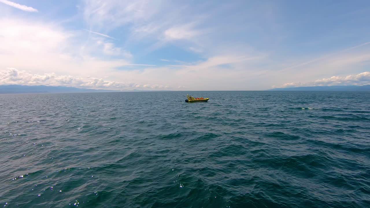 바다 한가운데 외로운 배의 전망