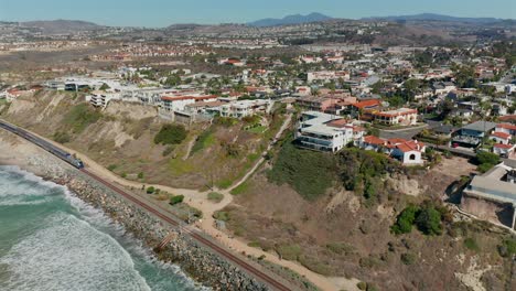 vista aérea de un tren amtrak a lo largo de los acantilados cerca de san clemente, california