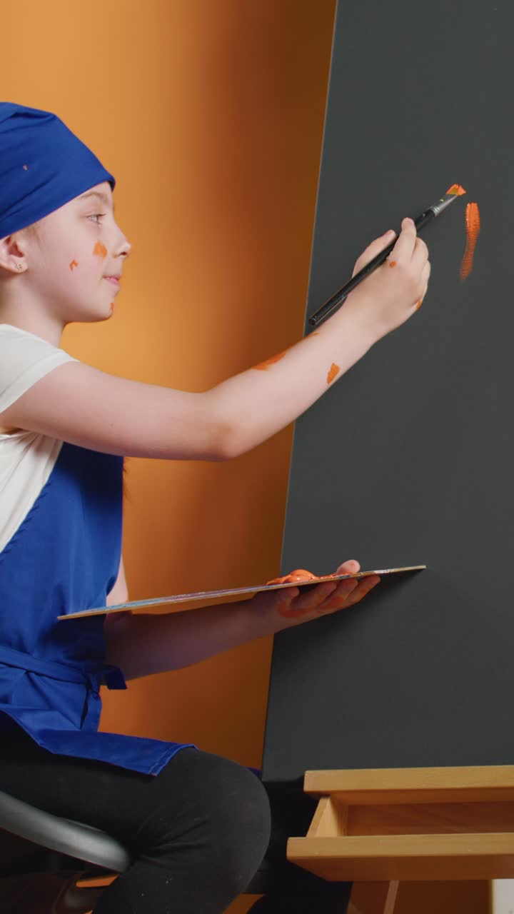 Ragazza che dipinge su aree di lavoro in uno studio artistico
