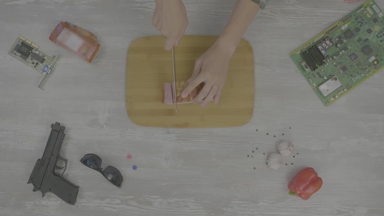 preparando tocino y artículos tecnológicos variados en una mesa