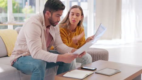 Pareja,-Deuda-Y-Estrés-Por-Presupuesto-En-Casa.