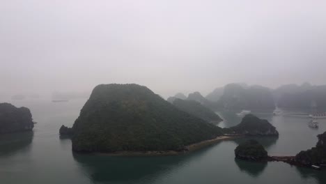 la sombría atmósfera de la isla en la bahía de moody ha long