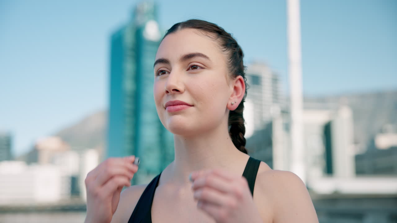 피트니스, 이어폰 또는 도시에서 소녀 달리기