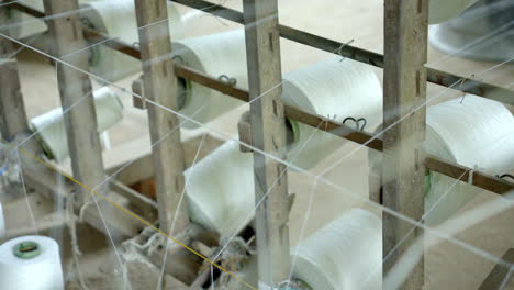 hilos textiles de hilado de máquinas tradicionales en el telar de mano en la india, kerala