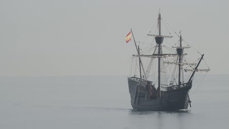 Ferdinand-Magallanes-Nao-Victoria-Carrack-Réplica-De-Barco-Con-Bandera-Española-Navega-En-El-Mediterráneo-Al-Amanecer-En-Mar-Tranquilo-En-Cámara-Lenta-60fps