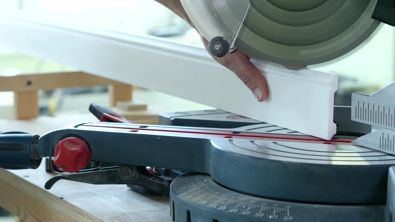 원형 saw cuts foam rubber. 건설 작업. 건설 재료 및 장비. hand. close up.