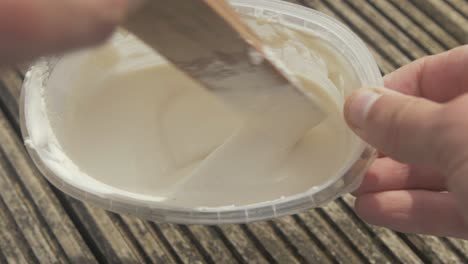 mezcla de pegamento de madera a base de agua de cascamita en un recipiente
