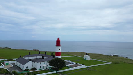 Toma-Aérea-De-Drones-Del-Faro-De-Souter-Y-La-Costa-Marina-De-Sunderland,-Noreste-De-Inglaterra