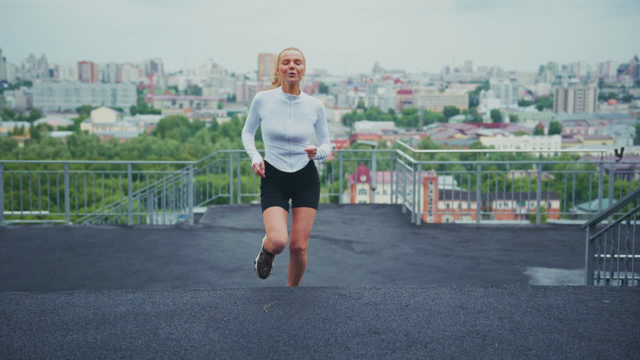 Женщина бегает на улице в городе