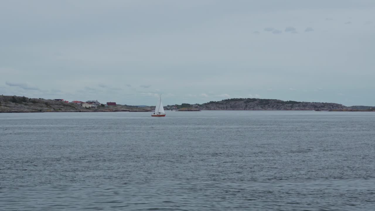 오세나 에서 떠다니는 작은 항해 배 의 광각 촬영
