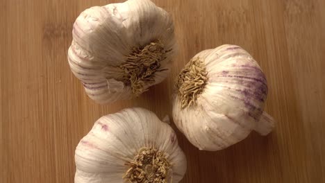 Garlic-in-Rotation-on-Wooden-Background