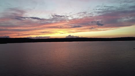 Puesta-De-Sol-Roja-Sobre-Un-Lago-Reflectante