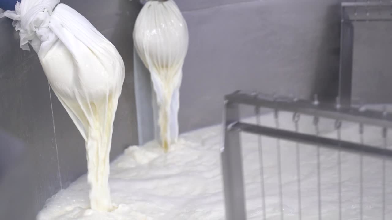 mezcla líquida en el tanque de acero, la máquina mezcla ingredientes para la producción de queso y requesón, fábrica de alimentos lácteos, máquina mezcladora de acero