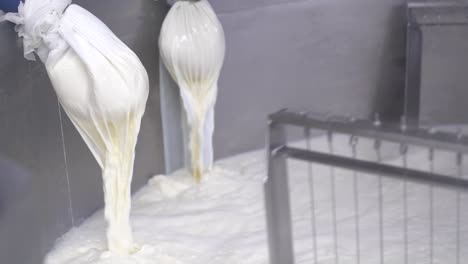 mezcla líquida en el tanque de acero, la máquina mezcla ingredientes para la producción de queso y requesón, fábrica de alimentos lácteos, máquina mezcladora de acero