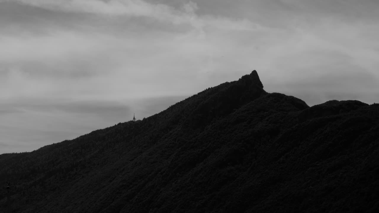 панорамный промежуток времени на вершине горы дент-ду-чат облачный горизонт во франции aix-les-bains контрастное место для пеших прогулок