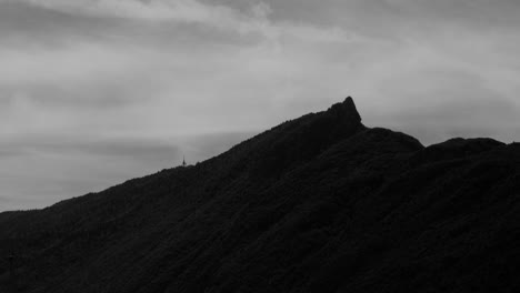 Panorama-Zeitraffer-Am-Berggipfel-Dent-Du-Chat,-Wolkige-Skyline-In-Frankreich,-Aix-les-Bains,-Kontrastreicher-Trekking-Spot