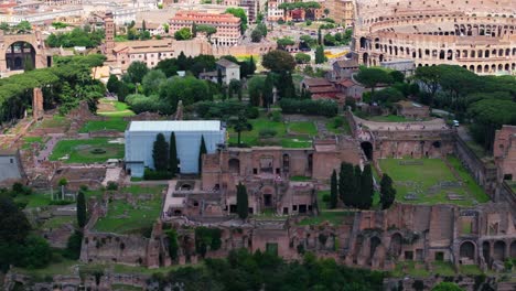 Vista-Aérea-A-Vista-De-Pájaro-Sobre-Las-Ruinas-De-La-Colina-Palatina-En-Roma,-Italia