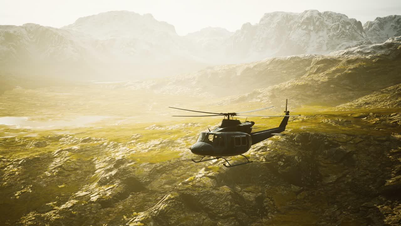 베트남 전쟁 시대의 헬리 ⁇ 터가 산에서 느리게 움직입니다.