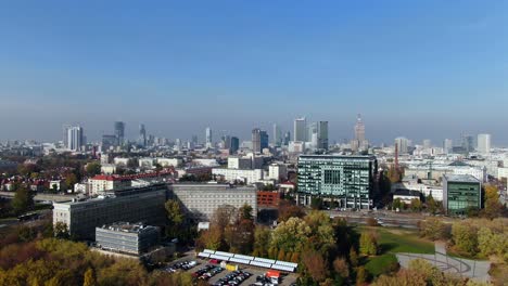 Lufthyperlapse-Der-Kompletten-Modernen-Skyline-Der-Stadt-Warschau,-Rondo,-Palast-Der-Wissenschaft-Und-Kultur,-Turmspitze,-Börsenwolkenkratzer,-Vorbeifließender-Verkehr