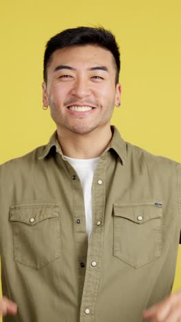 흥분 된 사람 은 성공 을 축하 하고 있다