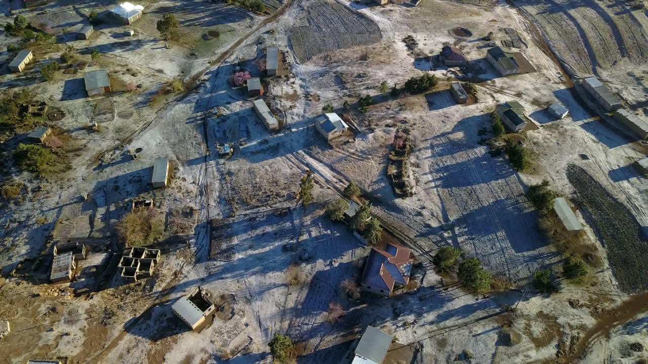 todo parece tan pequeño desde aquí arriba.