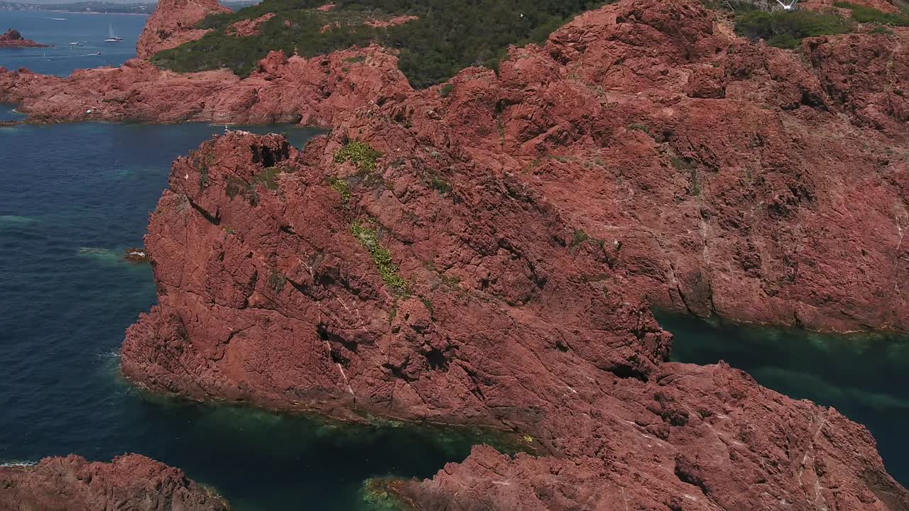 물 옆에 있는 바위 같은 붉은 산의 아름다운 전망, 공중을 돌고 있습니다.