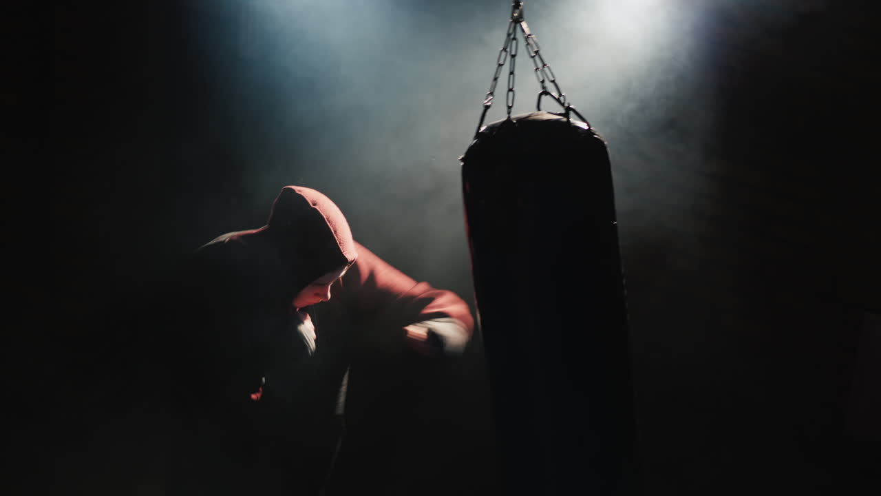 trinidad de silueta de luchador en el gimnasio - golpea una pera de boxeo