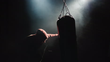 Trinity-Silueta-De-Luchador-En-El-Gimnasio---Golpea-Una-Pera-De-Boxeo