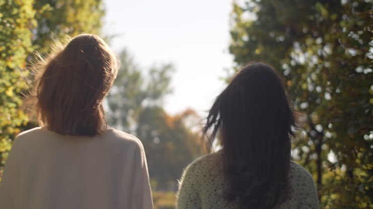 公園で歩いている2人の女性