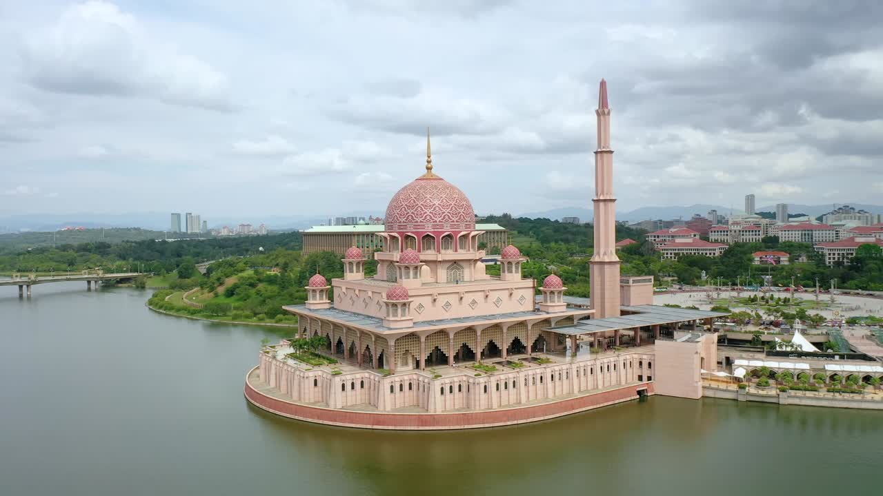 plaza con la mezquita de putra y la primera putra putrajaya de malasia.