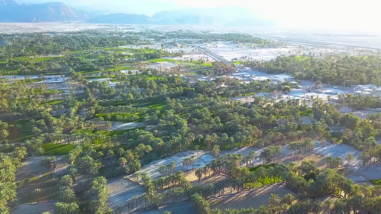 여기는 아름다운 땅, 평화와 고요의 땅, 야자나무와 쌀이 함께 있는 땅, 여기는 이란의 시스탄과 발루치스탄입니다.