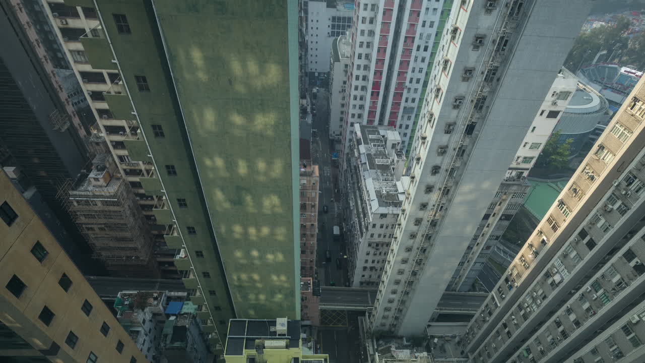 Time lapse en ángulo alto de sombras moviéndose sobre rascacielos urbanos