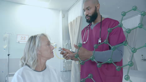 animación de la estructura del elemento sobre diversos médicos masculinos que revisan el oído de una paciente femenina de edad avanzada