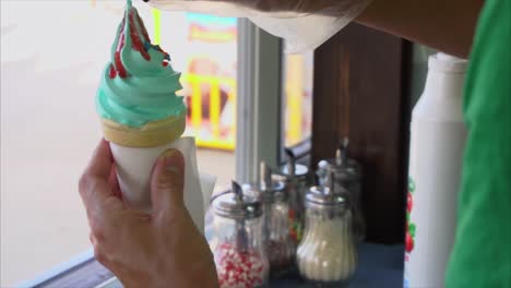 persona que sirve helado de menta