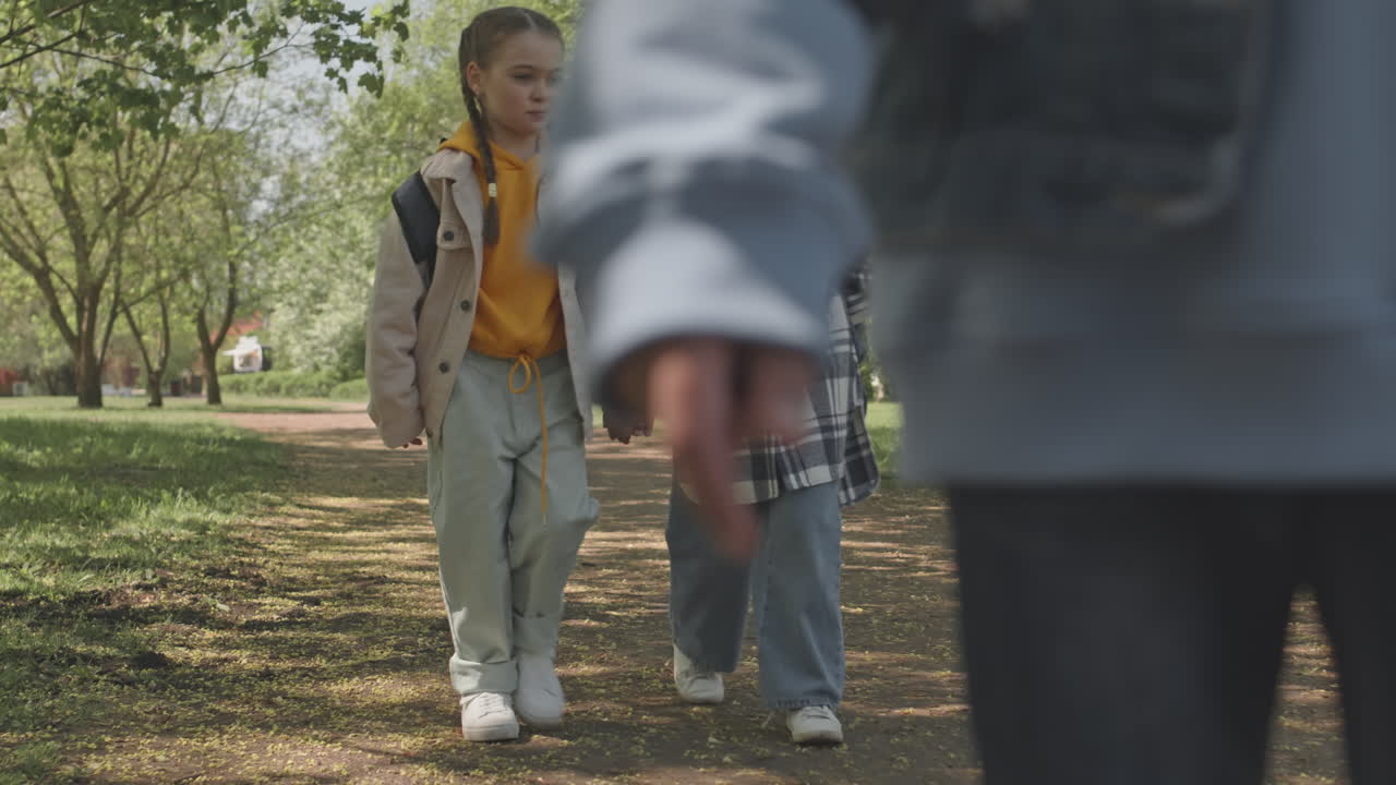 공원에서 산책하는 소녀들
