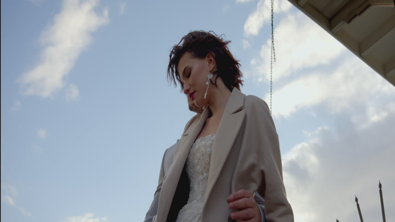 하늘 아래 사랑에 빠진 커플